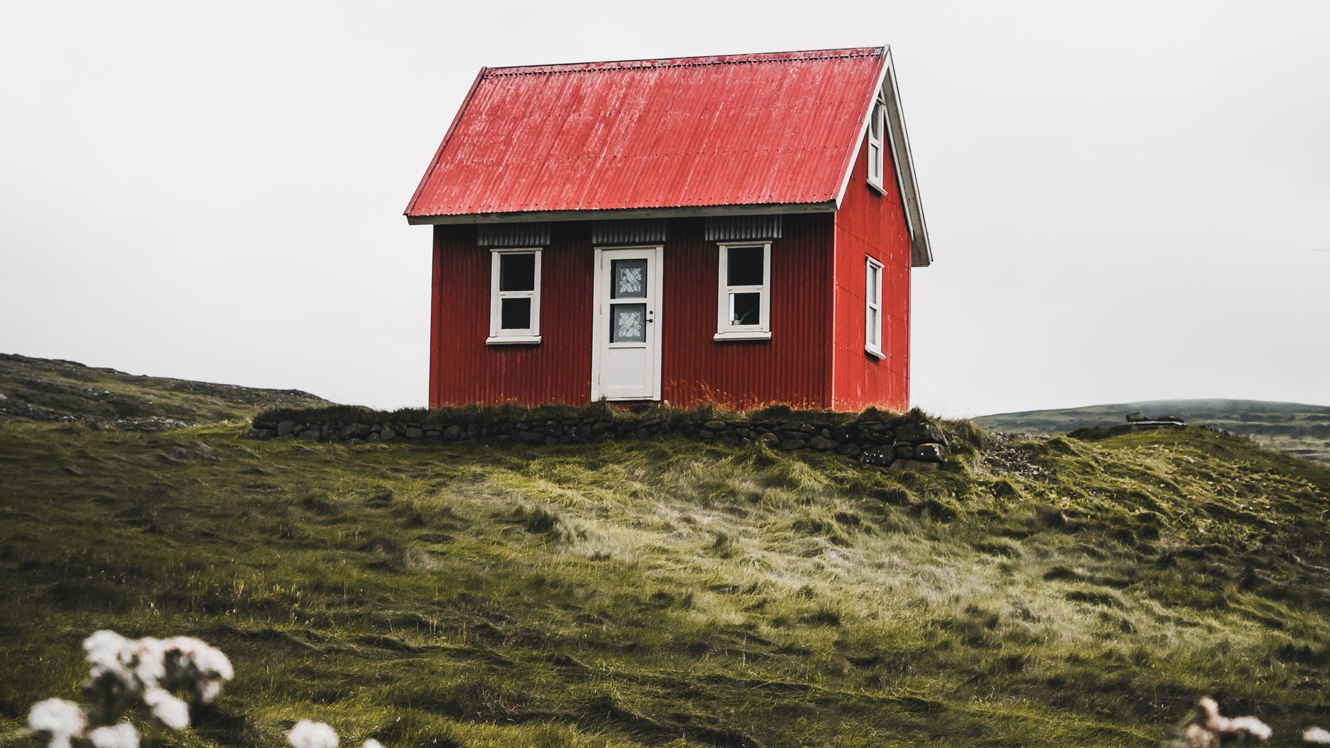 Rødt hus på en bakketop